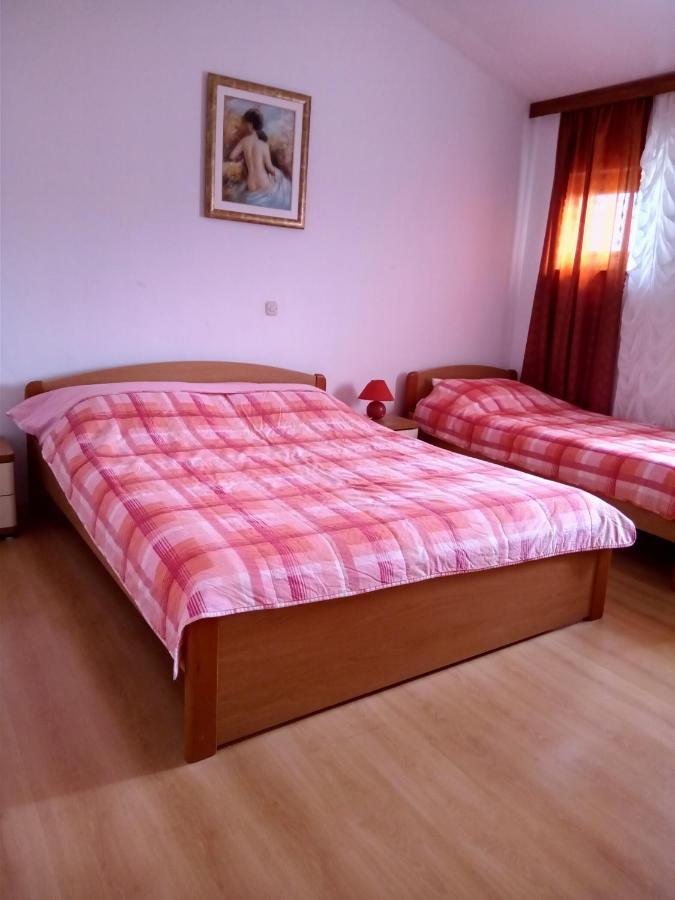Apartmani Nikolina Ražanac Exteriör bild