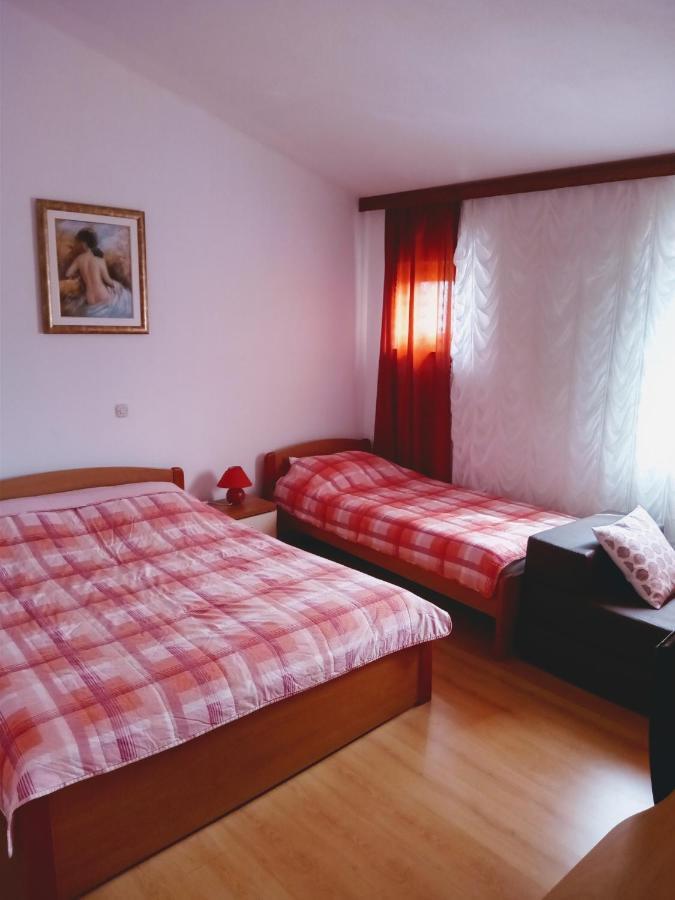 Apartmani Nikolina Ražanac Exteriör bild